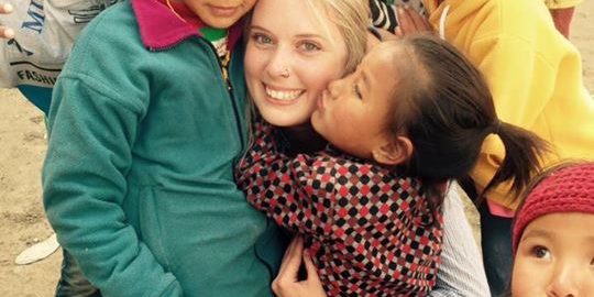 Travel worker realizando un voluntariado