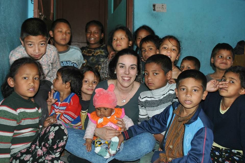 Voluntariado en un orfanato Cuidando y ayudando a los niños del Orfanato durante su voluntariado