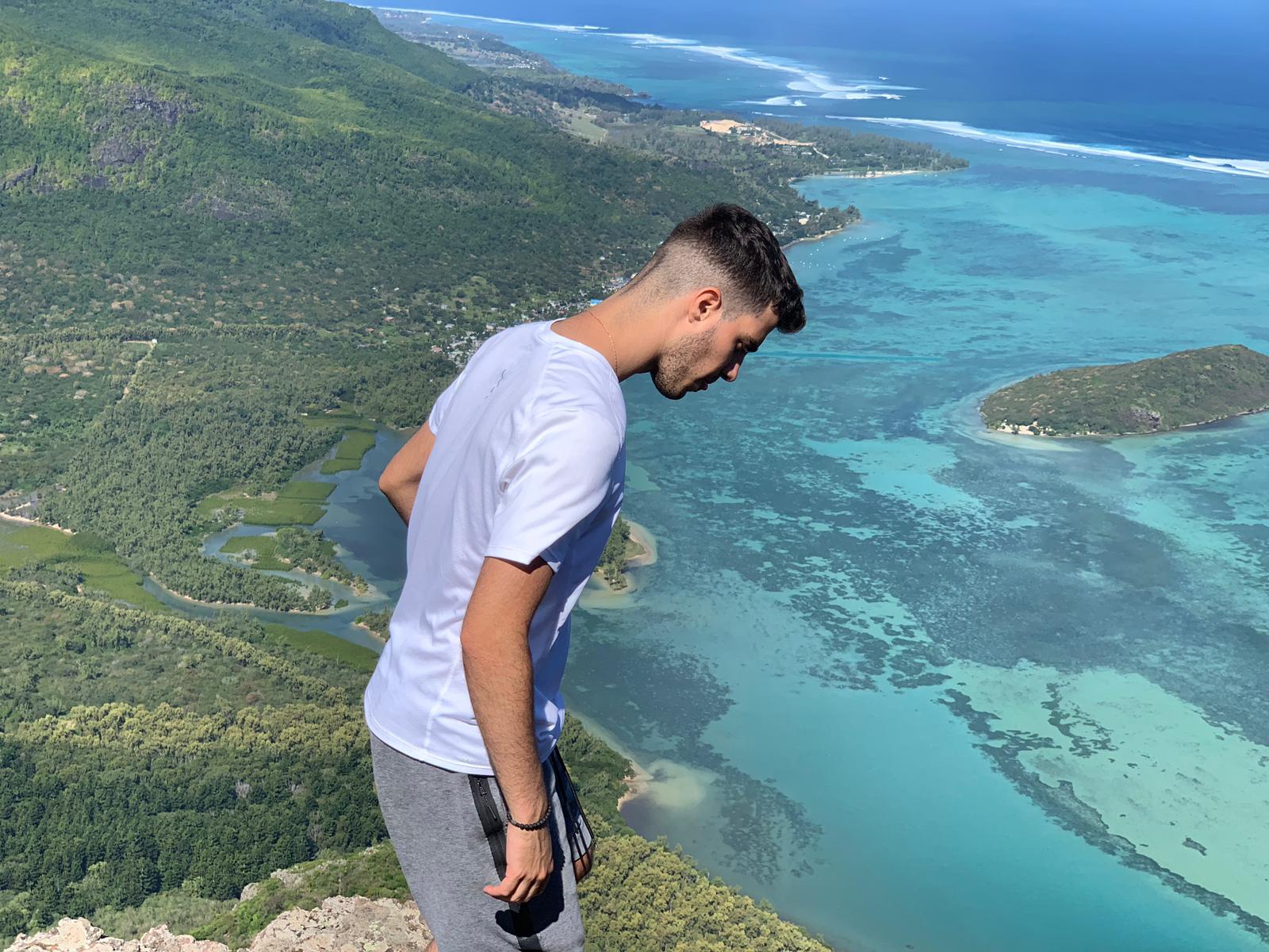 Travel Worker disfrutando de los paisajes de Isla Mauricio mientras hacia sus prácticas de Finanzas.
